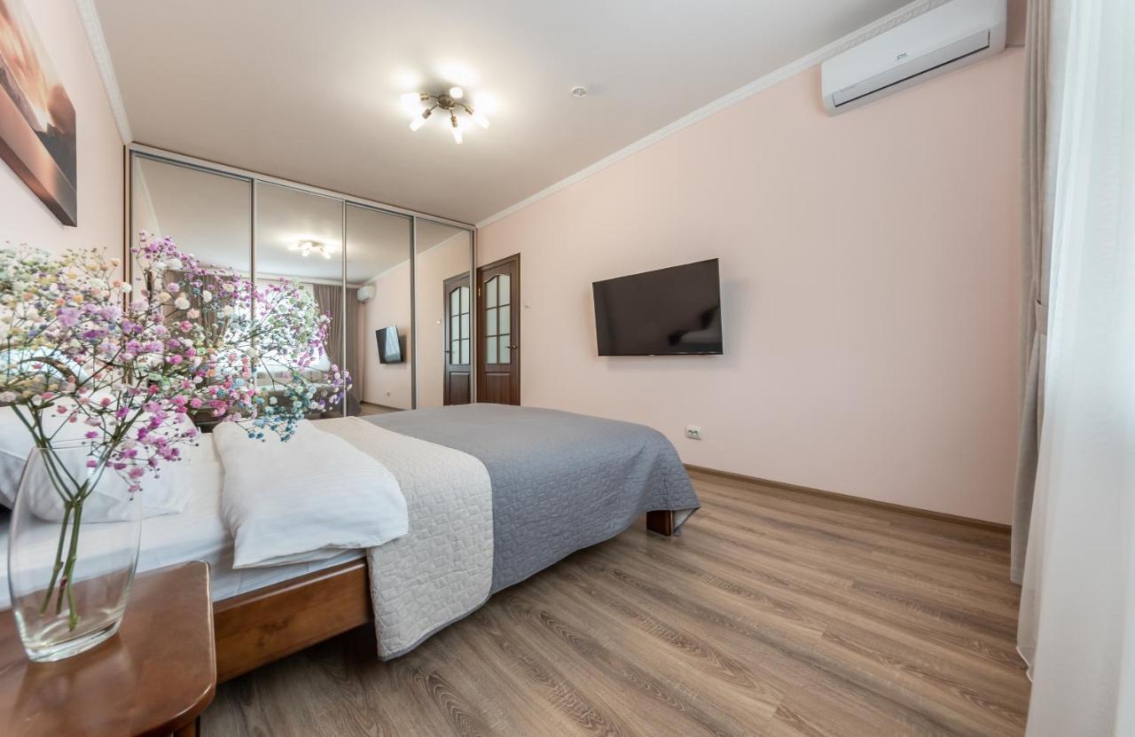 Осокорки Русовой 3 Apartamento Kiev Exterior foto
