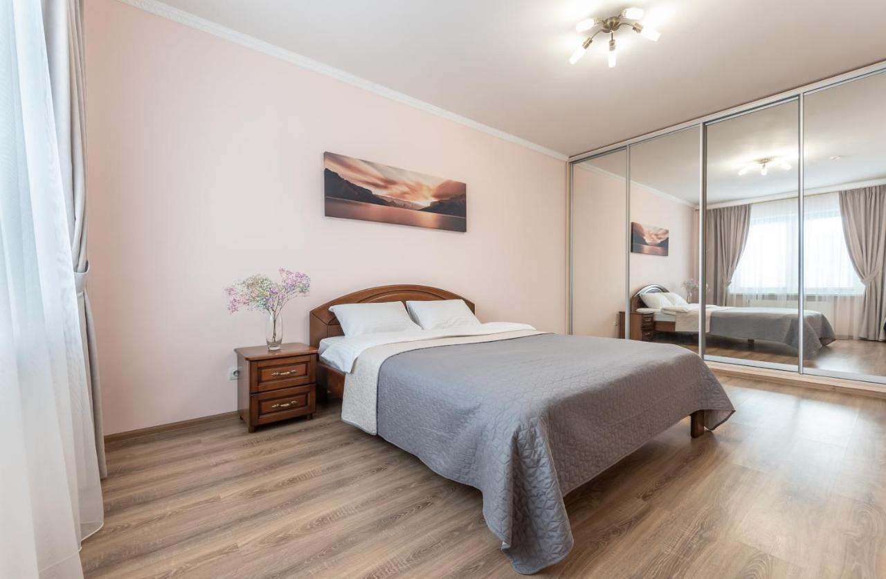 Осокорки Русовой 3 Apartamento Kiev Exterior foto